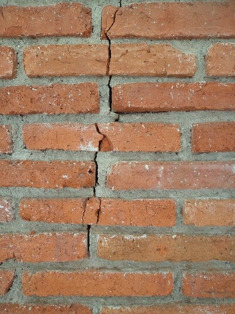 Cracks in a house foundation from not being watered properly